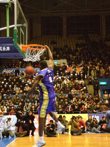 卡扎伊什维利：感谢中超联赛颁发的MVP，我非常珍视这份荣誉（卡扎伊什维利荣膺中超MVP：心怀感激，倍加珍惜此荣誉）