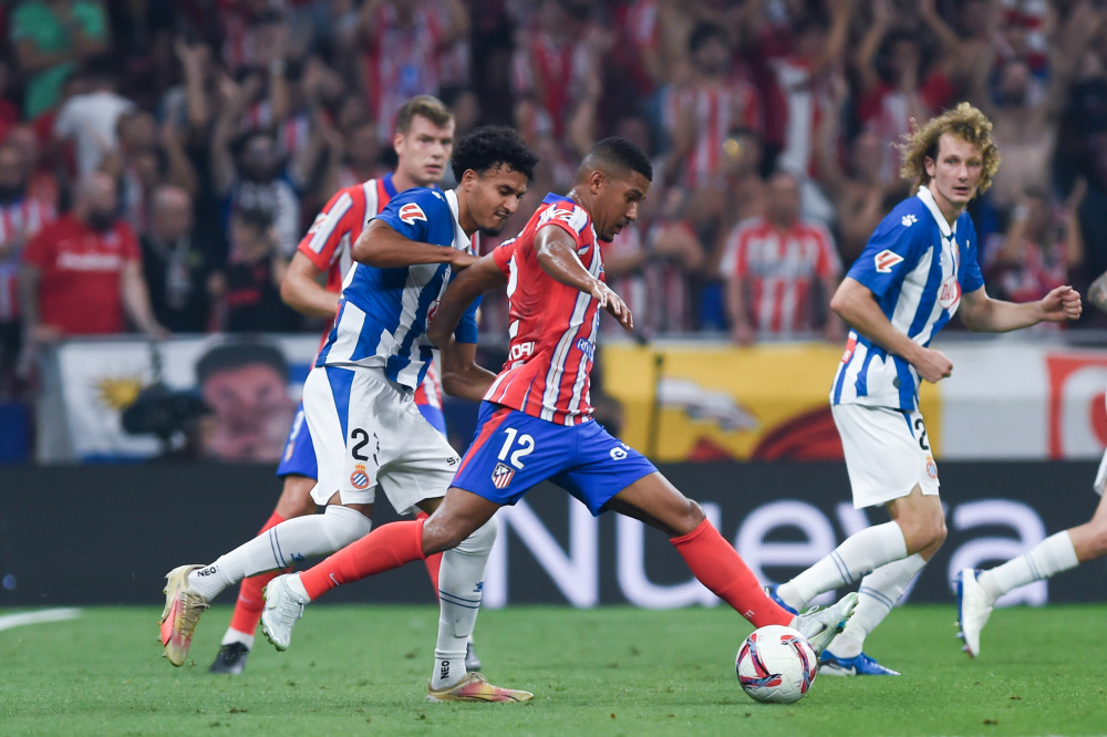 国足备战强度升级，全队深夜加练（国足加码备战，球队连夜加练）