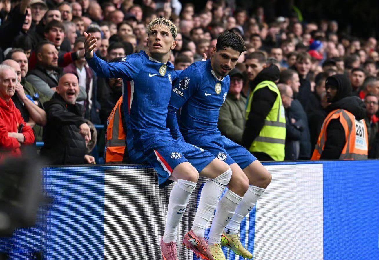 马刺半场4人得分上双，命中11记三分领先鹈鹕20分（马刺半场四人上双，飙进11记三分领先鹈鹕20分）