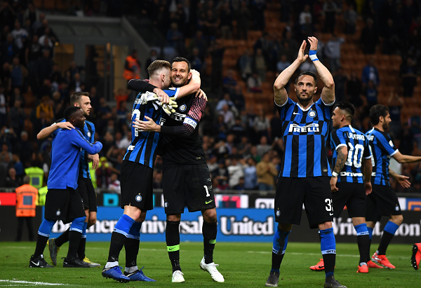 西甲射手榜：姆巴佩16球领跑！费兰-托雷斯11球紧随其后！（西甲射手榜：姆巴佩16球居首，费兰-托雷斯以11球紧追其后）