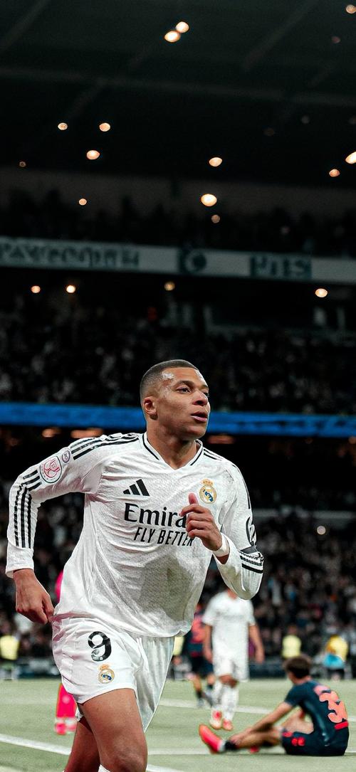 父亲：圣地亚哥从未讨论过离开的可能性，他在米兰很开心（父亲：圣地亚哥从未提及离队，他在米兰过得很开心）