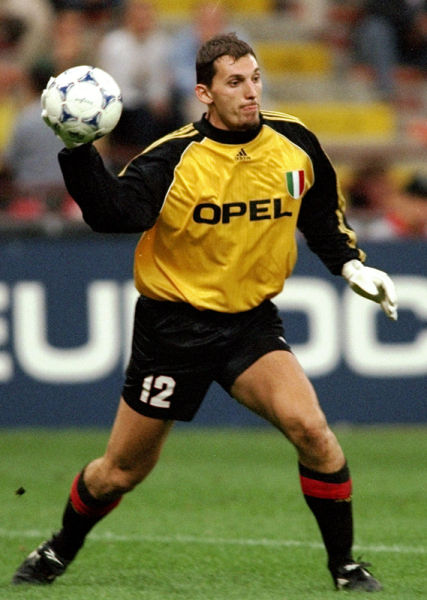 德转列希腊球员历史身价前10：马诺拉斯4500万第1，帕帕上榜（德转公布希腊球员历史身价前十：马诺拉斯4500万领跑，帕帕在列）