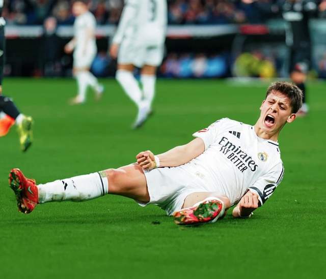 瑞典超保级附加赛被迫四次中断，球迷燃放烟火致人造草皮起火（球迷燃放烟花引发人造草皮起火，瑞典超保级附加赛四度被迫中断）