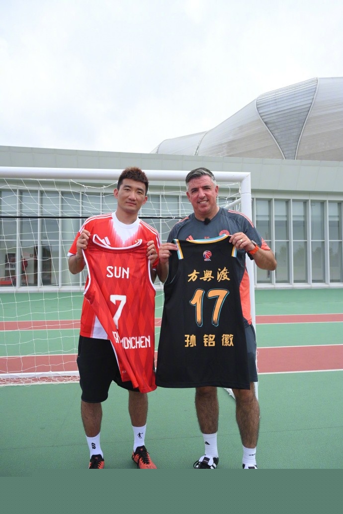 阿瑙：11月18日必须成为全国假日，为了孩子今晚我不喝酒（阿瑙呼吁将11月18日定为全国假日：为孩子今晚不饮酒）